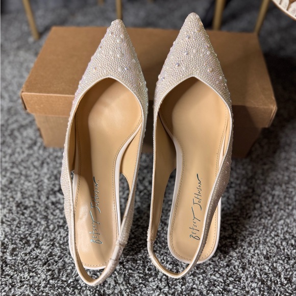 Betsey Johnson Clark Ivory Slingback Heels - Picture 2 of 7